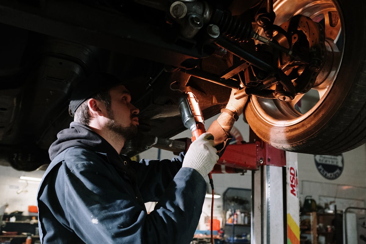 Autoreifen und Felgen in der Werkstatt — professioneller Reifenwechsel